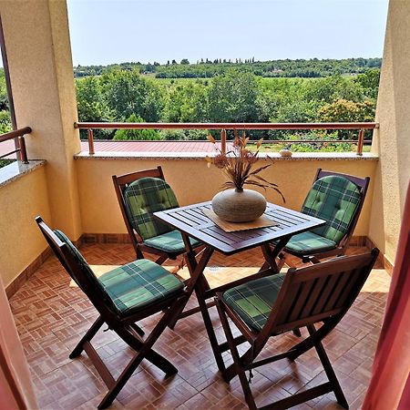 Apartments Fantazija Ровин Екстериор снимка