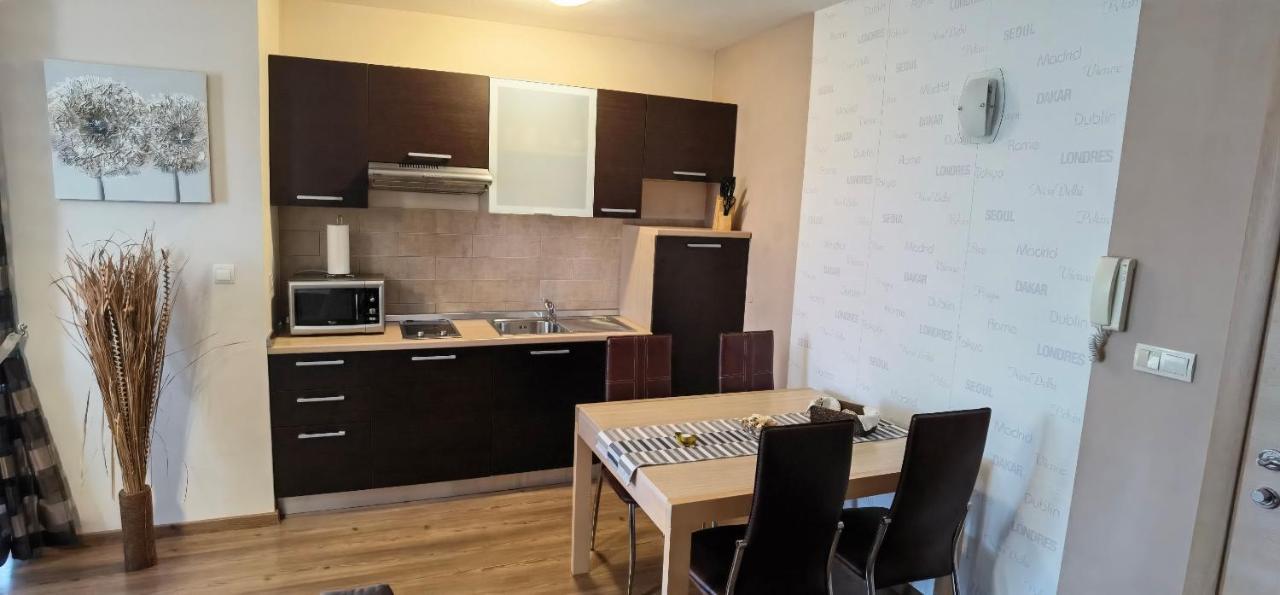 Apartments Fantazija Ровин Екстериор снимка