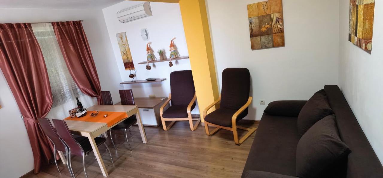 Apartments Fantazija Ровин Екстериор снимка