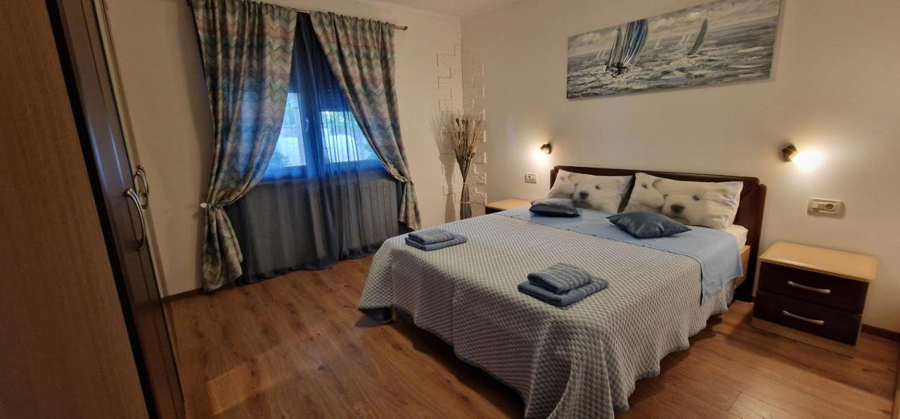 Apartments Fantazija Ровин Екстериор снимка