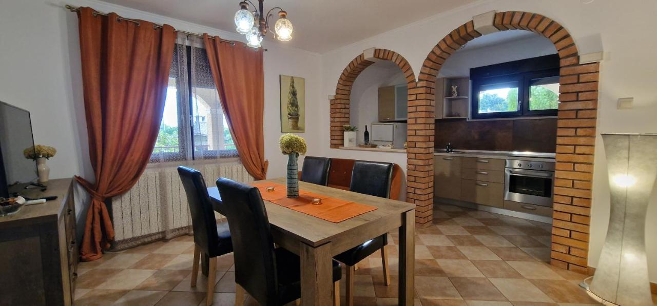 Apartments Fantazija Ровин Екстериор снимка